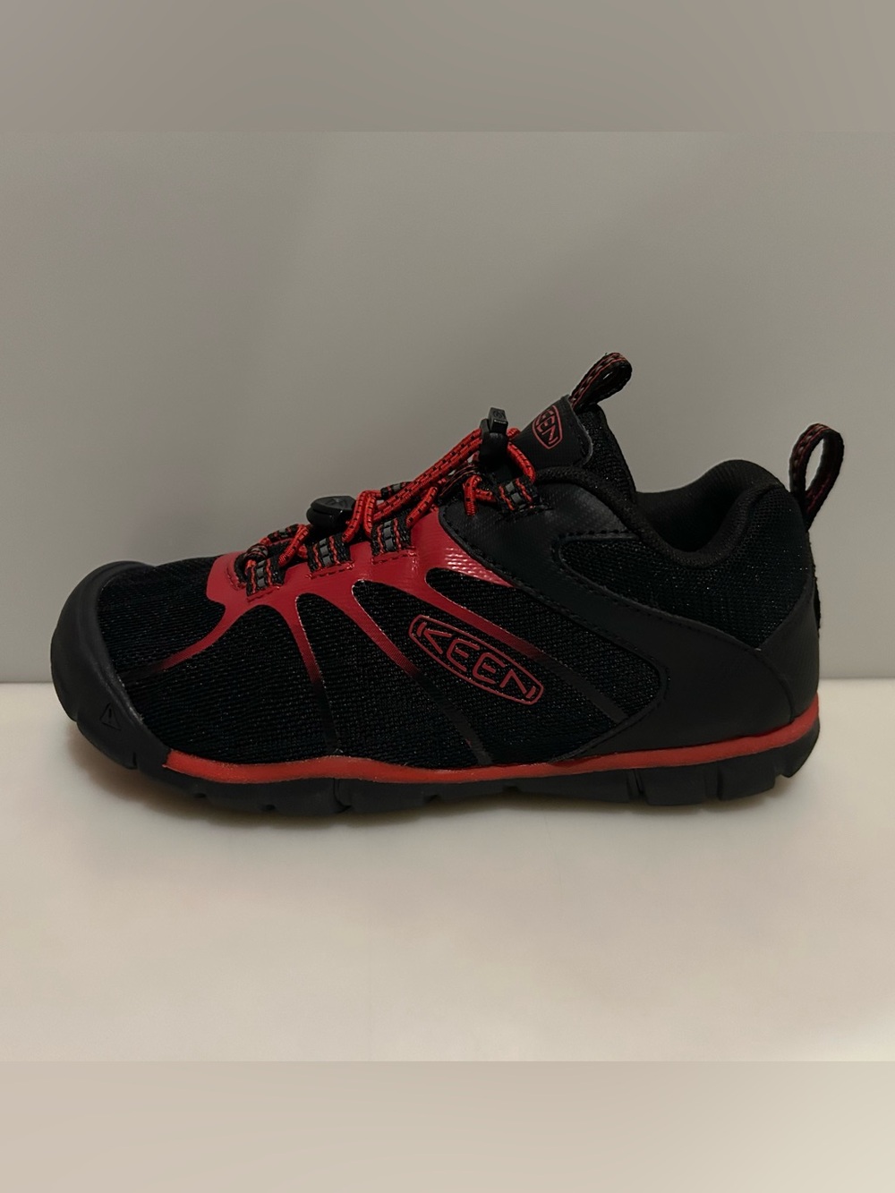 New Keen Youth Chandler 2 CNX Slip On Black Runners Washable - Size 4 / EU36 NIB